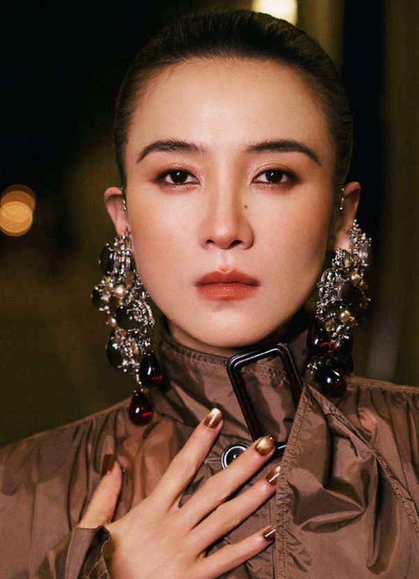 宋佳利落大气。