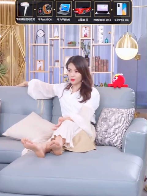 刘涛直播光脚带货,姐也太懂兄弟们想看什么了