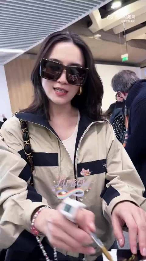 宋佳巴黎落地即与粉丝亲切互动签名不停