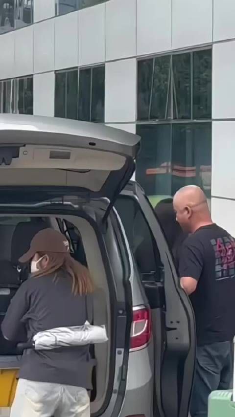 鞠婧祎穿老爹鞋被指显笨重,网友提醒小个子慎选