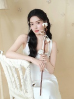 卢昱晓白裙写真清纯灵动 手持花枝甜美元气