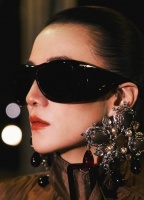 宋佳巴黎夜色大片释出！咖色套装双插袋，酷飒又摩登