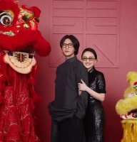 周迅与陈坤聚会，周挽着另一男子胳膊，关系亲密似情侣