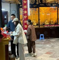 曾黎与男友王子鸣澳门祈福，50岁状态惊艳，相处模式甜成老夫老妻