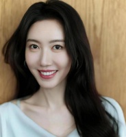 她是最干净的女演员，出道24年戏红人不红，和15岁女儿同框似姐妹