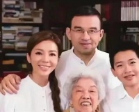 结婚21年不下厨，朱迅51岁仍被大学副校长宠爱如初