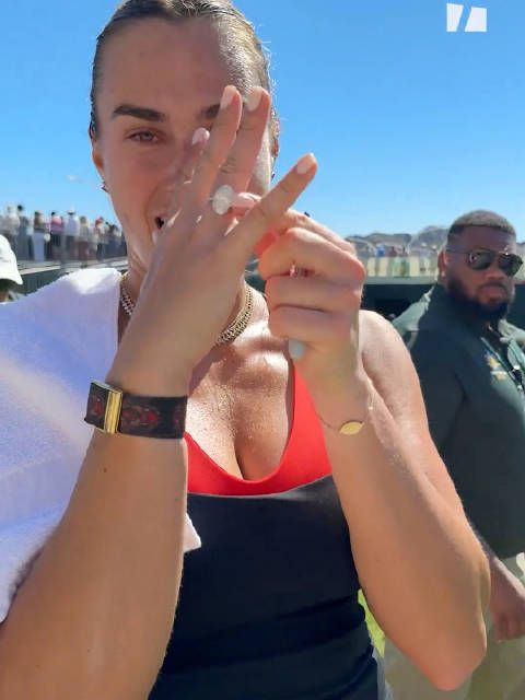 大虎妞萨巴伦卡给球迷签完名后继续秀大钻戒