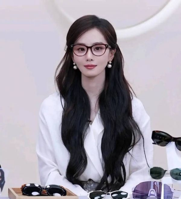 刘诗诗戴红框眼镜知性灵动。