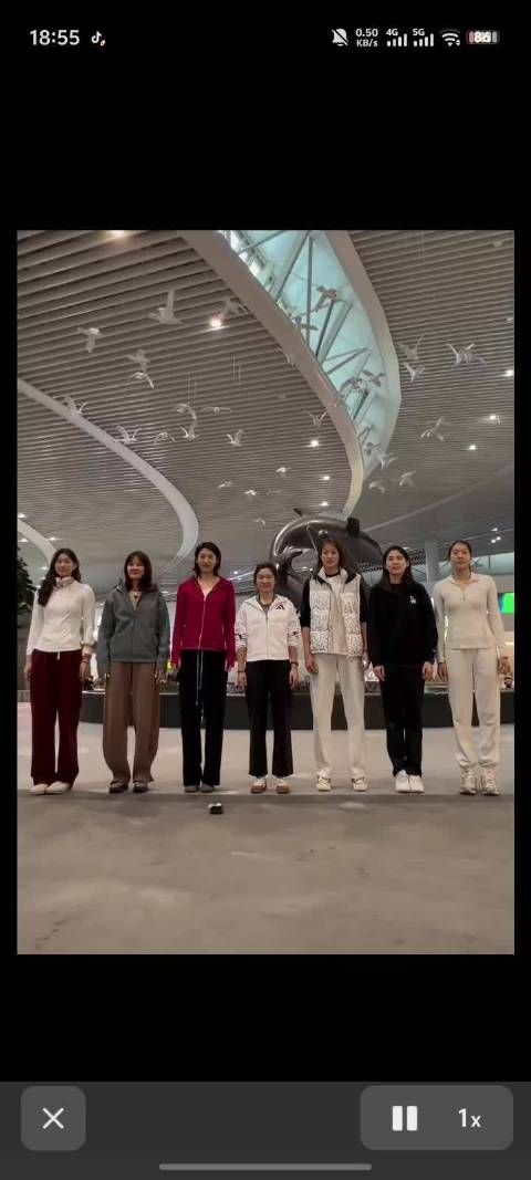 鲁女在机场传递快乐,第一个视频来自王梦洁,第二个来自网友侧拍