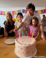 陈冠希为女儿庆9岁生日！头发半白不修边幅似本山大叔，很宠孩子