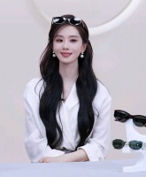 刘诗诗现身品牌活动，半戴眼镜造型优雅时尚