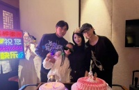 伊能静58岁生日，恩利买花写卡片米粒买金子，一家四口好幸福