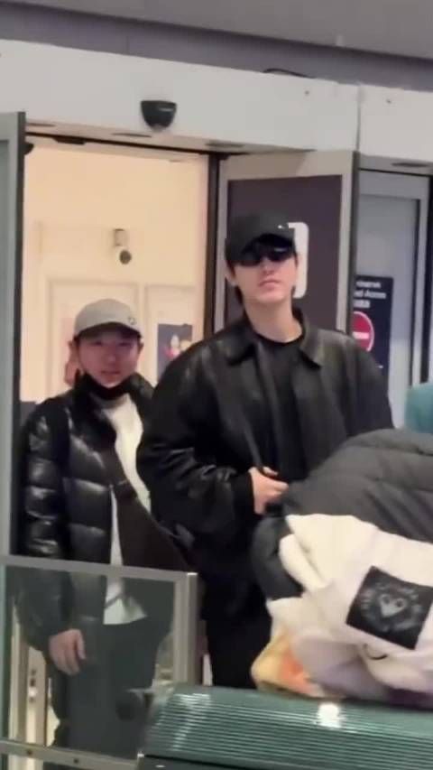 陈飞宇机场路透这气场，简直就是行走的时尚杂志！