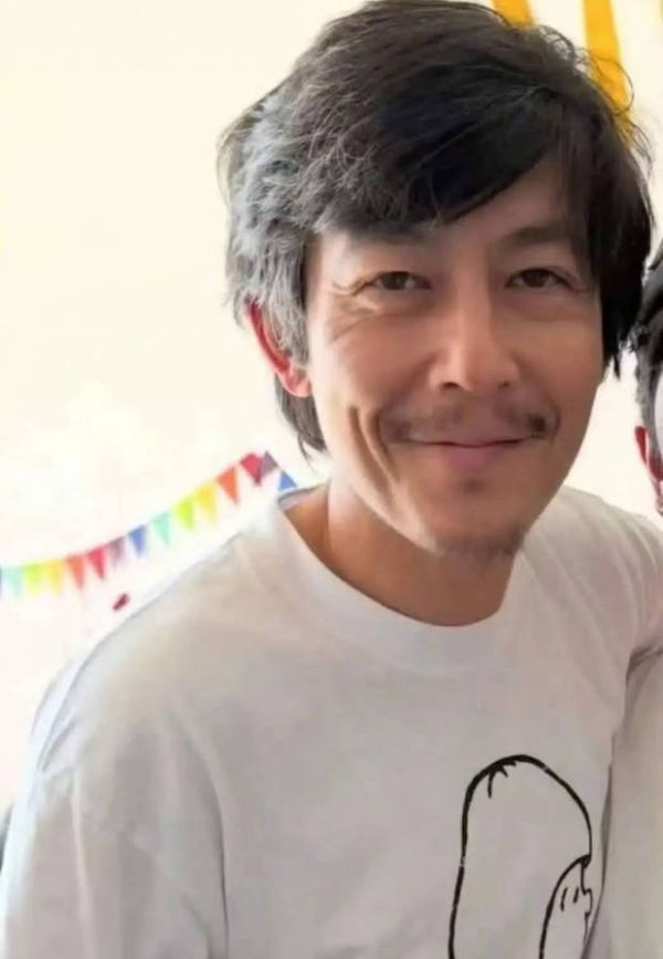 陈冠希留胡须，近照显苍老。