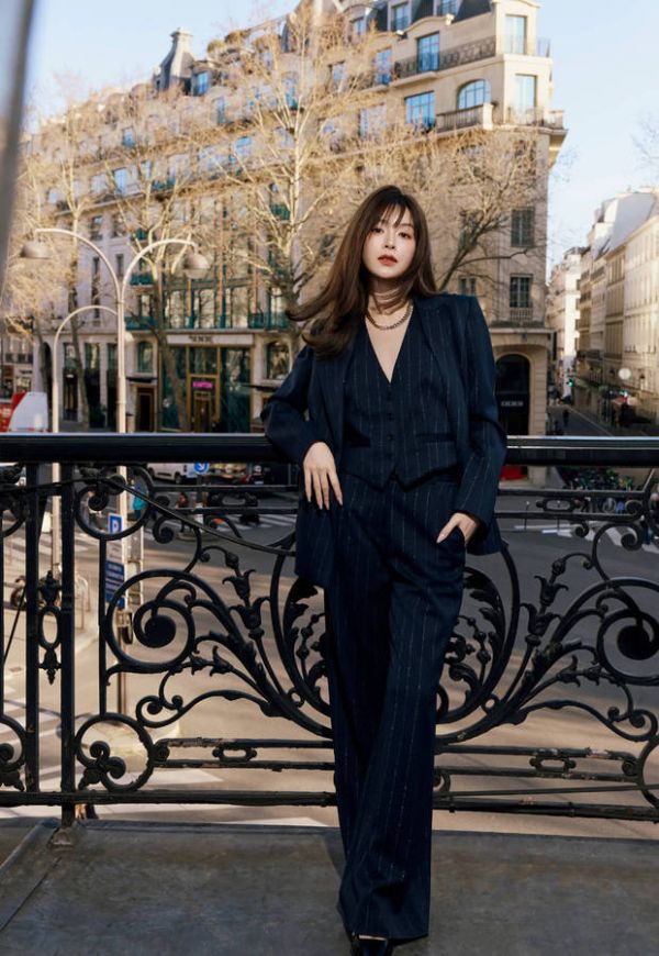 文咏珊扶栏而立，尽显大气。