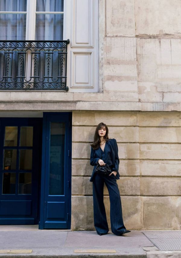 文咏珊倚墙而立，藏青西装时髦吸睛。