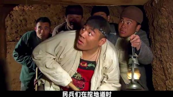 民兵一锄头挖穿地道，泥土崩塌瞬间，竟露出鬼子军火库