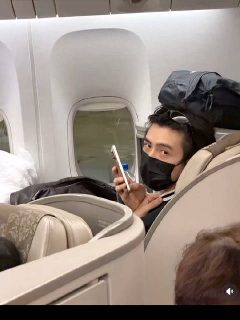 陈飞宇巴黎时装周启程，机上与陈红通话机场热情互动