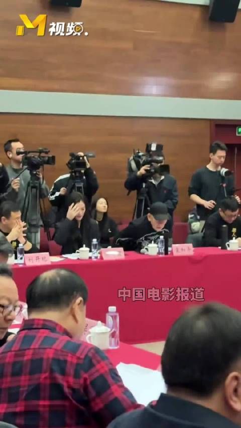 陈丽君亮相电影镖人研讨会 黑西装气质干练