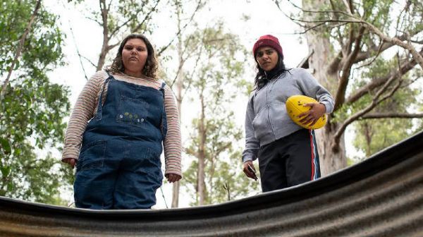这两个女孩只是来海边散个步，岂料刧不小心踢到一具尸体！