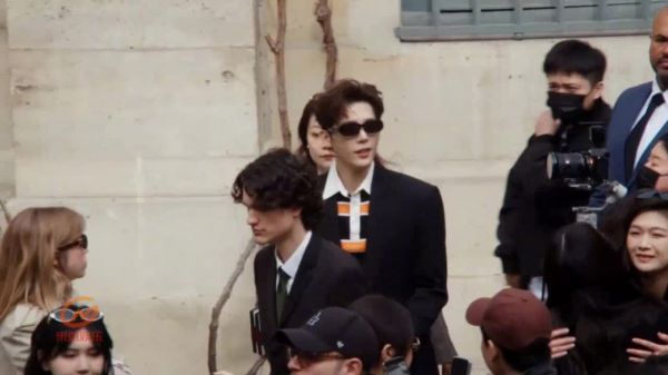 王安宇CELINE大秀看秀官摄CUT 墨镜西装鲨出场，太帅啦！