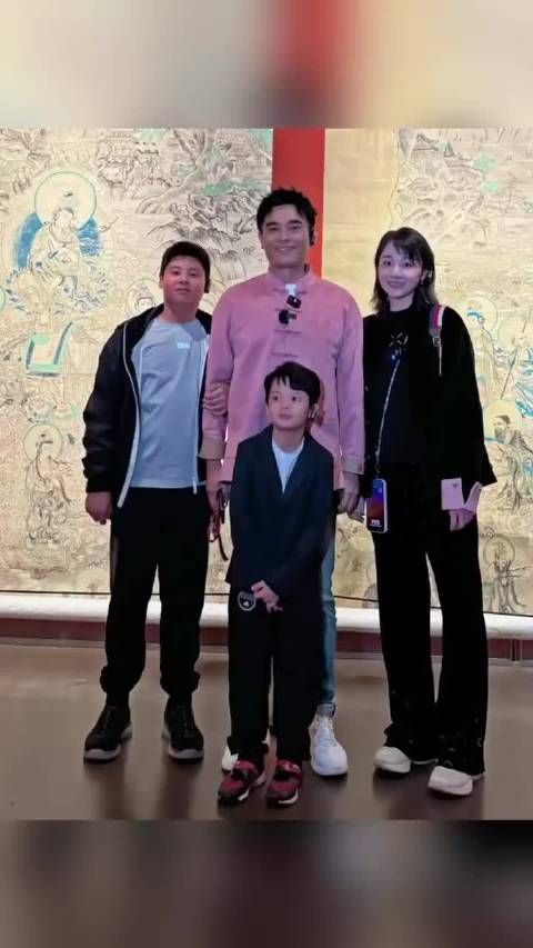 陈龙章龄之育两子，大儿学霸小儿高尔夫冠军