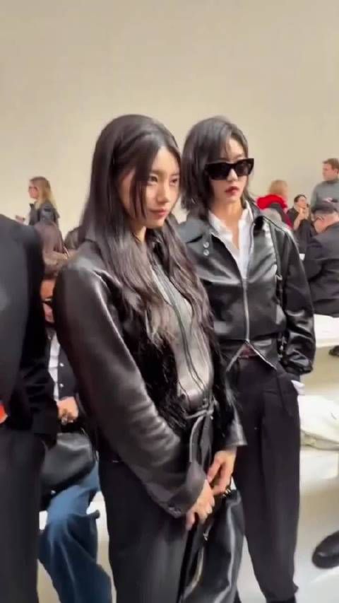 Celine秀场上的孙千和裴智秀，两个高个美女都是酷飒皮衣妆造，美得各有特点