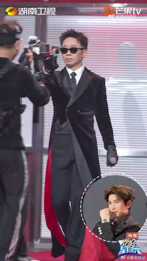 杨迪把“硬撑帅气”拿捏得死死的！复刻走秀时的小表情，全是戏，笑到停不下来