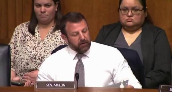 参议员Mullin听证会现场与挑衅者对峙险酿冲突