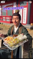 TVB男星离巢内地谋生，拍戏蹲路边吃平价盒饭，一句话让网民心酸