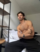 英国女装大佬发布肌肉自拍，走阳刚直男Chav 路线了！