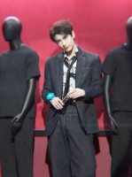 橱窗里的模特走进现实张凌赫你果真内娱颜霸！都来看这个和逐玉呀！