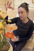 51岁周迅顶着白发不慌不忙，她明明老了但还是有年轻女孩的清新