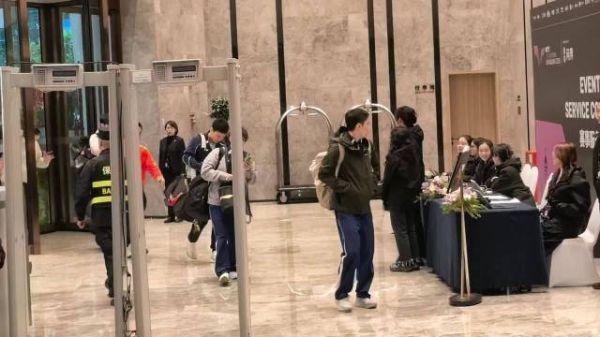 王艺迪，黄友政，向鹏 现身WTt重庆冠军赛，看着王艺迪一身套装啧啧还挺美的啊