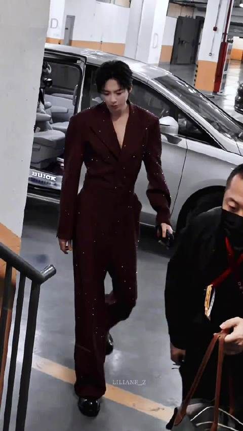 刘宇宁机场再现身高烦恼，190+男星频遇撞头尴尬