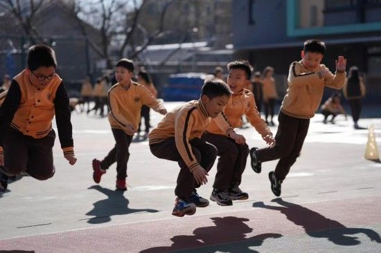 在北京第二实验小学，学生们正在操场上进行锻炼。新华社记者 谢晗 摄