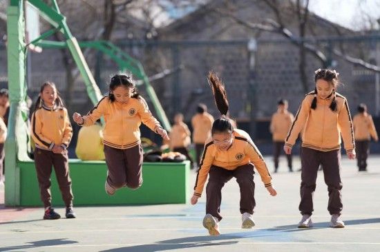 在北京第二实验小学，学生们正在操场上进行锻炼。新华社记者 谢晗 摄