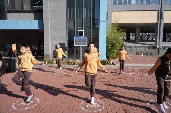 在北京第二实验小学，学生们正在使用智慧跳绳设备进行锻炼。新华社记者 谢晗 摄