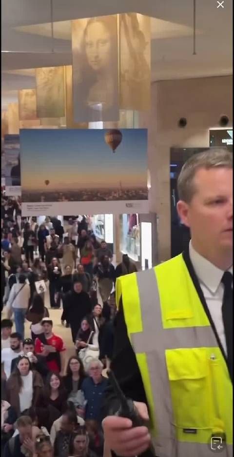 岳雨婷巴黎时装周两场大秀造型亮眼