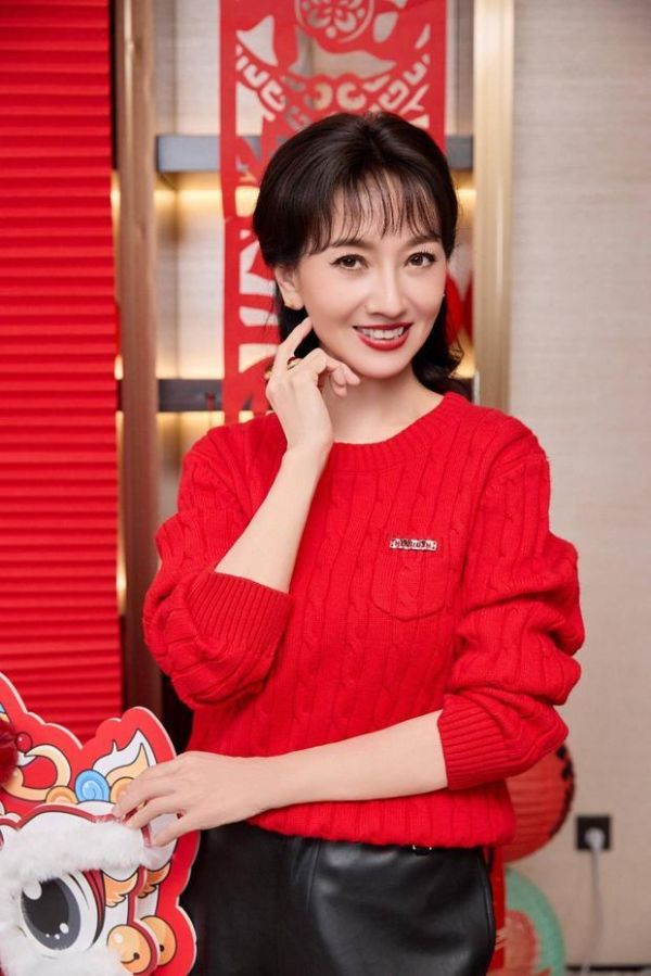 赵雅芝绽放灿烂笑容，红光满面，气色好。