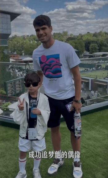昆凌晒出儿子和网球运动员阿尔卡拉斯的合照。