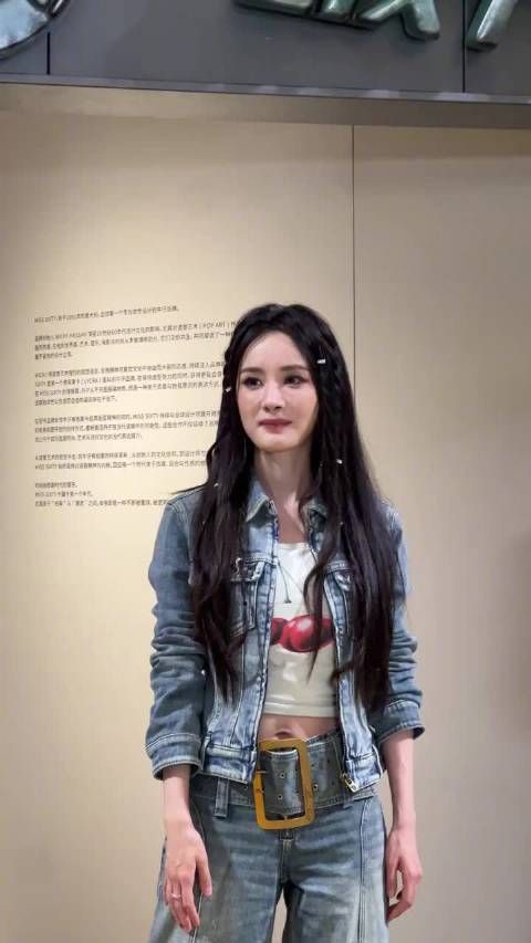 杨幂腿长就是要多穿牛仔裤，这身好甜酷女孩