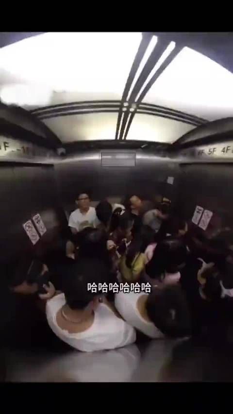 到站了没一个下的，都等着吃瓜