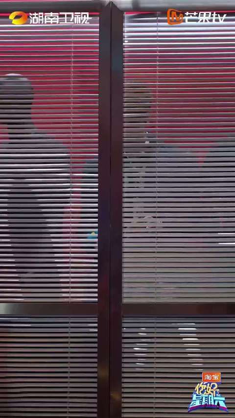 张凌赫从模特橱窗里出来的那一下,也太帅了!谁懂!一整个气场全开!