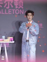 丁禹兮直播吹玫瑰花瓣宠粉