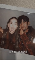 昆凌晒出与周杰伦搞怪合照俏皮可爱