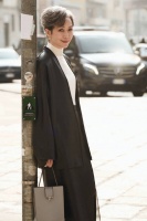 叶童晒照庆祝63岁生日 行走街头优雅随性