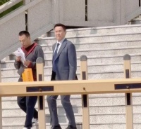 70岁张志坚在路边被偶遇，他穿着西装，身材笔挺，头发乌黑状态好