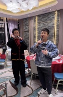 吴镇宇17岁儿子近照曝光，长发卷曲身材圆润，与父母团拜全场最高