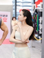 59岁李若彤：十年情伤暴瘦至37公斤，如今健身炼就少女态